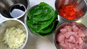 Ingredienser til pad kaprao