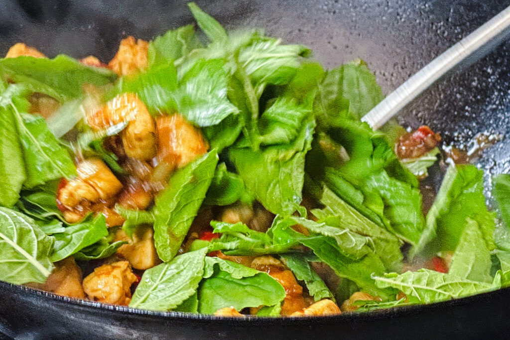 Holy basil tilsettes Pad kaprao