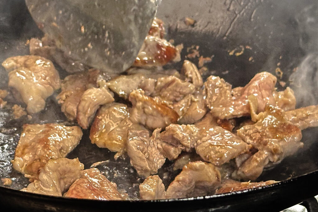 Svinekjøtt wokes på høy varme