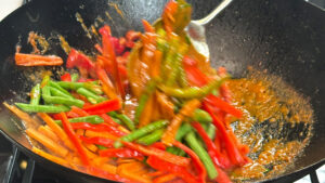 Svinenakke-wok, pad ped moo