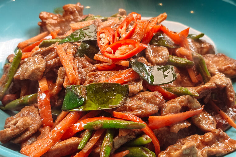 Pad ped moo - svinenakke-wok med rød curry