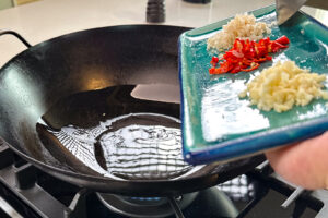 Bl&aring;skjell med thaibasilikum &ndash; aromater skal wokes