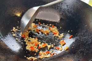 Bl&aring;skjell med thaibasilikum &ndash; aromater wokkes