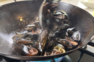 Bl&aring;skjell med thaibasilikum &ndash; bl&aring;skjell wokkes