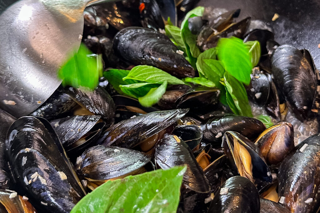 Blåskjell thaibasilikum – thaibasilikum tilsettes