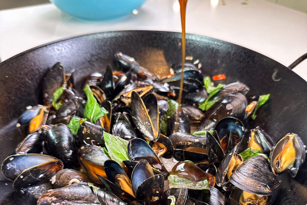 Blåskjell med thaibasilikum – østerssaus tilsettes