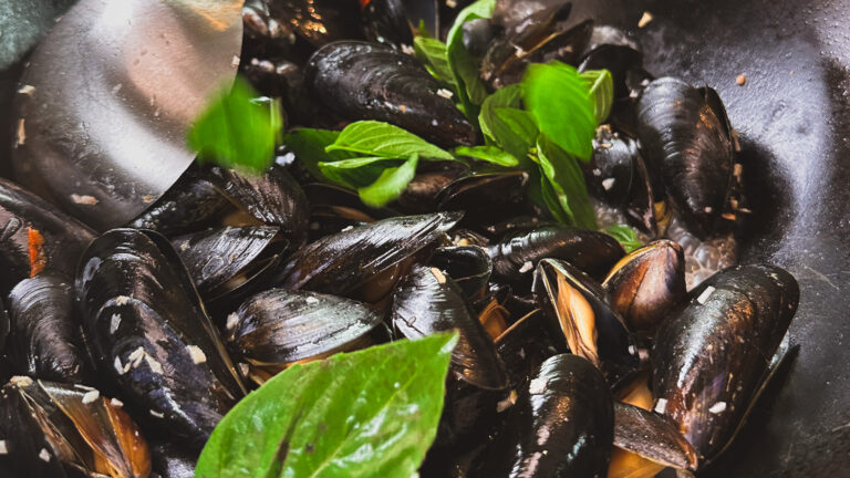 Blåskjell med thaibasilikum