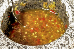 Fiskesaus og limejuice sammen med aromater og palmesukker i morter