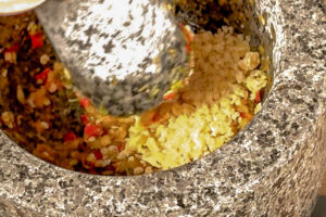 Palmesukker i morter med aromatene