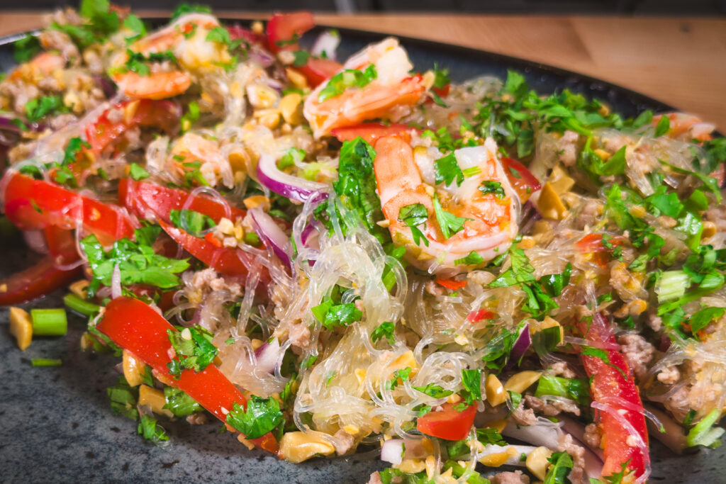 Yam woon sen med scampi og glassnudler