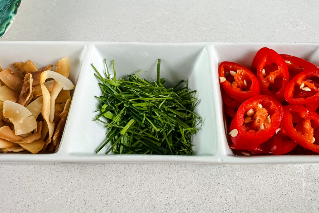 Choo chee pla - Fisk i rød curry, garnityr