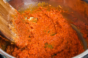 Panang kylling Rød currypaste kokes med litt kokosmelk