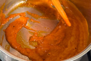 Sataysaus lages i kjele