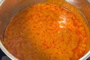 Sataysaus putrer i kjele