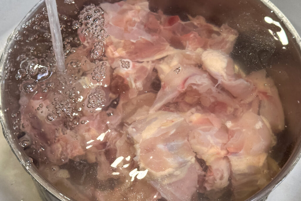 Skrog for kyllingkraft - skylles godt i vann til det renner klart