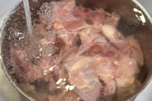 Skrog for kyllingkraft - skylles godt i vann til det renner klart