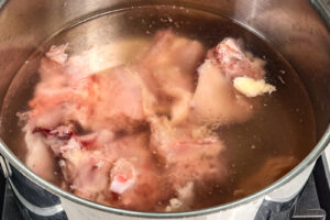 Kyllingkraft lages i gryte