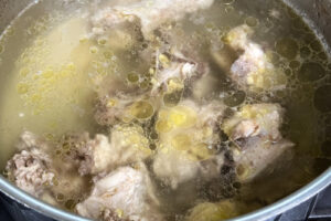 Kyllingkraft lages i gryte