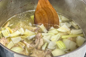 Kyllingkraft putrer i gryte med alle ingredienser