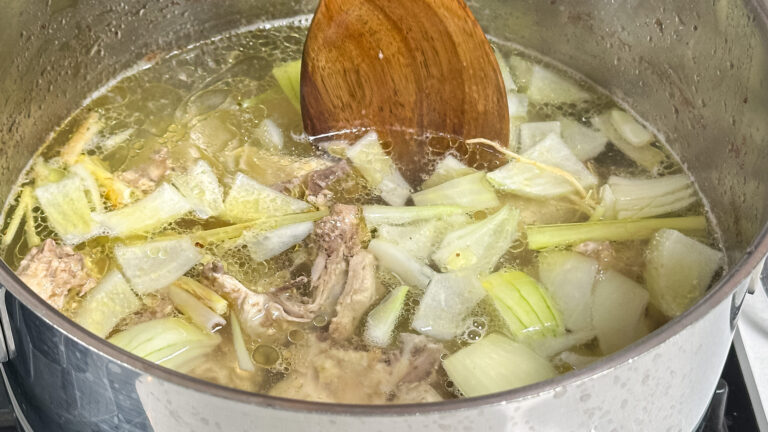 Kraft fra kylling putrer i gryte med alle ingredienser