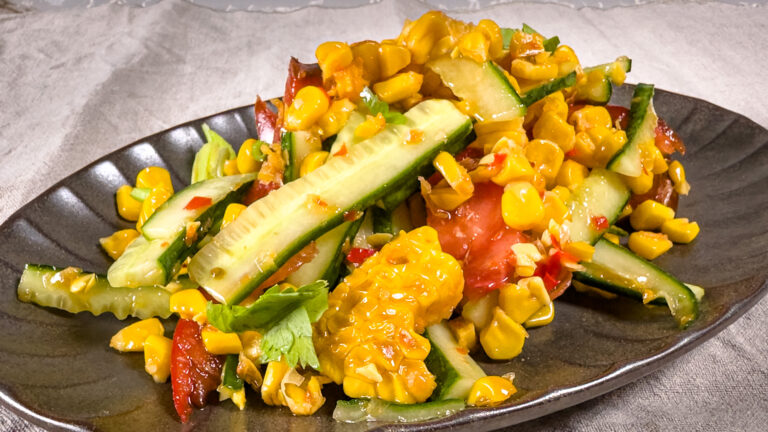 Mais og agurksalat – ferdig anrettet