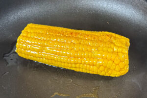 Maiskolbe brunes lett i stekepanne