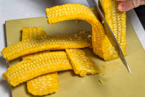 Maiskornene skj&aelig;res fra kolben