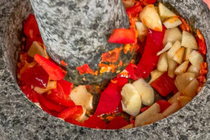 hvitl&oslash;k og chili i morter