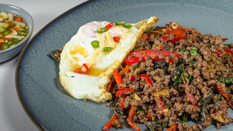 Pad kaprao nua – ferdig anrettet