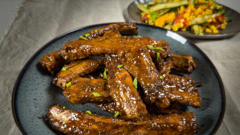 Braiserte spareribs, servert
