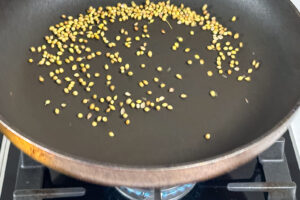 Korianderfrø ristes i stekepanne