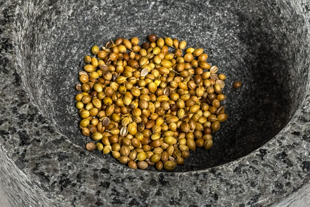 Ristede korianderfrø skal mortes