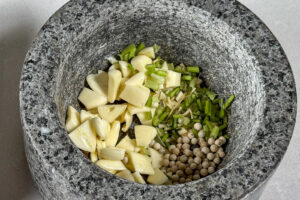 Braiserte spareribs, hvitl&oslash;kspaste skal mortes