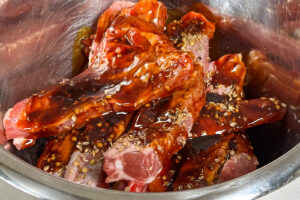 Braiserte spareribs, vendes i marinade