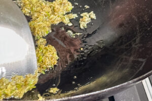 Braiserte spareribs, hvitløkspaste surres i wok