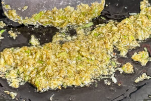 Braiserte spareribs, hvitløkspaste surres i wok