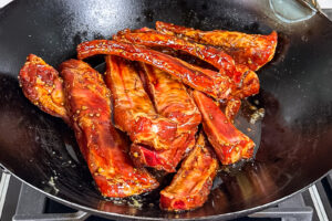 Braiserte spareribs, med marinade, legges i wokk