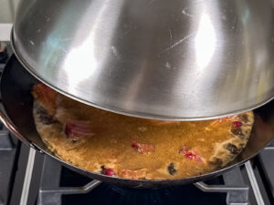 Braiserte spareribs, lokk p&aring; under braisering