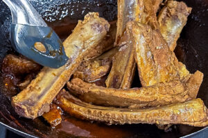 Braiserte spareribs, vendes i glazing