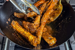 Braiserte spareribs, vendes i glazing