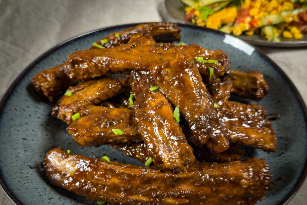 Braiserte spareribs, servert