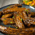 Braiserte spareribs, servert