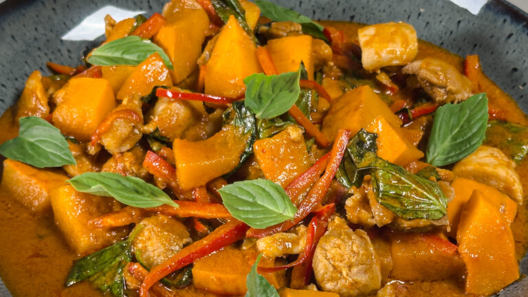 Rød curry med kylling - anrettet