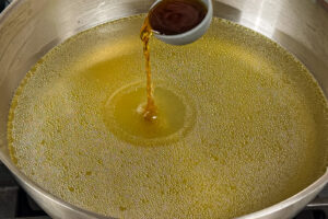 Fiskesaus f&oslash;rste ingrediens i kraft for Tom yum gai