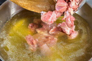 Kyllingl&aring;rfilet legges til kraft for Tom Yum Gai