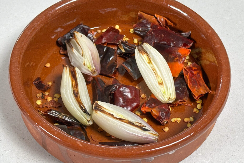 Grillet chili og sjalottløk for Tom yum gai