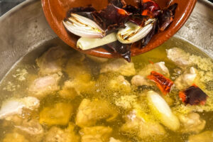 Tom yum gai &ndash; grillet chili og sjalottl&oslash;k legges til