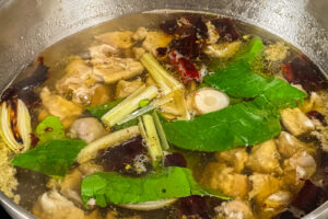 Tom yum gai &ndash; aromatene legges til