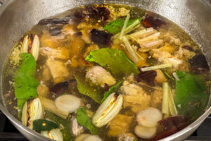 Tom yum gai – aromatene legges til