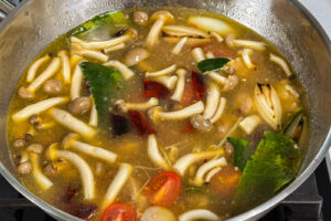 Tom yum gai &ndash; nesten ferdig med soppen lagt til